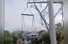 Carro é retirado dos trilhos após acidente com trem em Irati