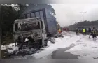 Carreta carregada de conhaque pega fogo e interdita a BR-376