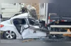 Carro fica prensado entre dois caminhões após carreta perder o freio na BR-251