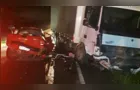 Carro fica prensado entre dois caminhões em acidente na PR-438