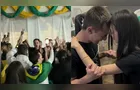 Ricardo Zampieri comemora eleição para deputado estadual ao lado da esposa
