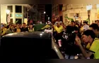 Carro tem vidro quebrado após ato em apoio a Flavio Bolsonaro em Curitiba