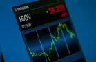 Ibovespa renova máxima histórica e dólar fecha em R$ 5 após 1º turno