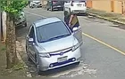 Homem esfaqueia ex-namorada dentro de carro, foge levando o veículo e é preso