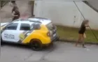 Homem é flagrado com vizinha casada, foge só de cueca e acaba cercado por cães; veja vídeo