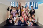 ‘Pintando um Sorriso’ entrega kits de higiene bucal para alunos de Castro