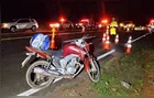 Idoso para moto após possível furo no pneu, desce para verificar e morre atropelado