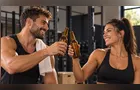Cervejinha depois do treino pode atrapalhar seus ganhos? Entenda o que diz a ciência