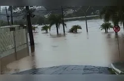 Cheia do Rio Iapó assusta moradores após dias de chuva em Castro