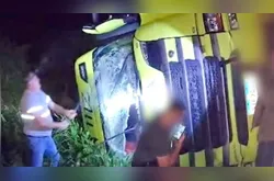 Motoristas quebram para-brisa para retirar caminhoneiro após acidente em Irati