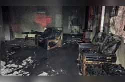 Incêndio destrói sala e deixa duas pessoas presas em residência em PG