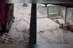 Moradora cobra pavimentação após série de alagamentos de residência em PG