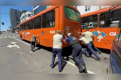 Ônibus quebra e bloqueia Avenida Vicente Machado em Ponta Grossa