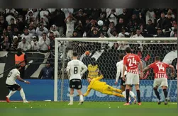 Cobrança de Memphis Depay foi por cima do gol do Estudiantes
