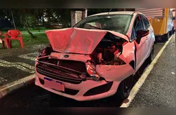 Apesar dos fortes danos no automóvel, ninguém se feriu gravemente