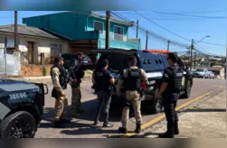 Os investigados já possuem condenações pelos crimes de roubo, porte ilegal de arma de fogo, invasão de domicílio, tráfico de drogas, receptação e furto