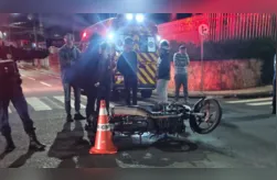 O condutor da moto sofreu ferimentos e precisou de atendimento imediato