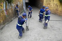 A intervenção buscou solucionar a retenção de água da chuva, que acelerava a deterioração do asfalto e exigia manutenções frequentes
