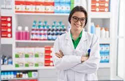 Entre os cursos de formação técnica está a opção de Farmácia, bem como Administração, Estética e Formação de Docentes