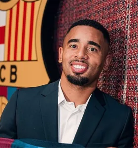 O ex-jogador do Arsenal será relacionado para a partida diante do Valência, neste domingo (06)