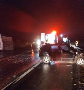 Carro com placas de PG colide contra carreta e motorista morre na BR-153 em Tibagi