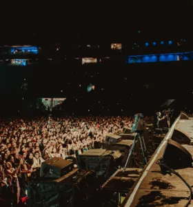 Única brasileira a abrir o show solo do astro britânico no país, cantora de 26 anos emocionou o público, apresentou seus sucessos e surpreendeu os fãs com cover de “Let Me Love You”, acompanhado em coro