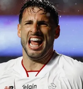 Calleri decide, São Paulo vence o Vitória e respira no Brasileirão
