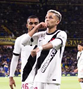 Vasco supera expulsão, vence Boca e se aproxima da final da Sul-Americana