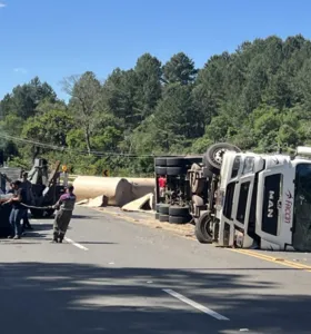 Caminhoneiro fica ferido após tombamento na PR-340 em Telêmaco Borba