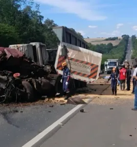 Colisão entre caminhões bloqueia BR-277 entre Irati e Palmeira