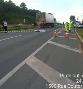 Pedestre de 53 anos morre após ser atropelado por caminhão na PR-151 em Castro