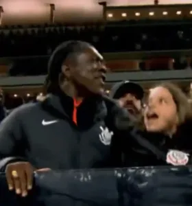 No meio da torcida, Seedorf faz coreografia com torcedores do Corinthians