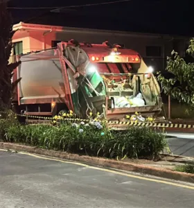 Jovem de 18 anos morre após queda de moto e colisão com caminhão em Carambeí