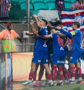 Em jogo de cinco gols, Bahia bate São Paulo e volta a vencer no Brasileirão