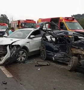 Carro cruza pista em local proibido e causa acidente na BR-277 em Palmeira