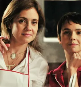 Adriana Esteves e Debora Falabella como Carminha e Nina em Avenida Brasil