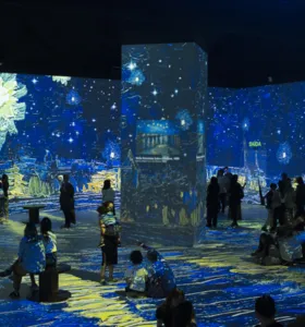 A exposição reúne obras célebres do artista holandês Vincent van Gogh, como Autorretratos, A Noite Estrelada, Quarto em Arles, Girassóis e Amendoeira em Flor