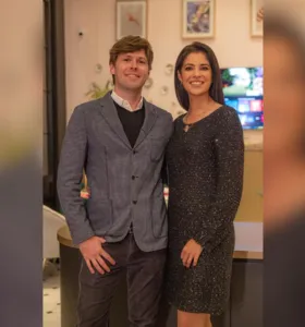 No registro, Eduardo aparece ao lado da esposa, Majenna Silva