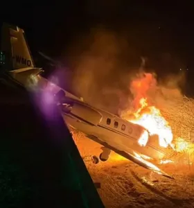 Um jato executivo que transportava o cantor Rey Vaqueiro e outras sete pessoas saiu da pista e pegou fogo durante o pouso na madrugada deste domingo (13)