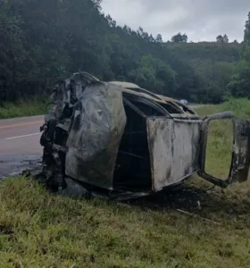 Mulher fica ferida após carro pegar fogo na PR-090, em Piraí do Sul