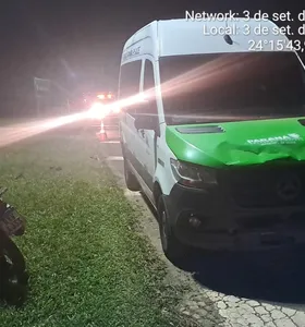 O acidente envolveu uma van e uma motocicleta