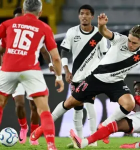 Léo Jardim faz ‘milagres’, e Vasco empata com Santa Fe pelas quartas da Sul-Americana