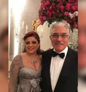 No registro, aparece ao lado do marido, Irapuan Cunha, com quem compartilha a beleza de uma vida construída com amor e cumplicidade.
