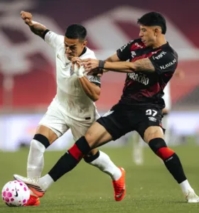 Com final eletrizante, Athletico-PR e Atlético-MG empatam pelo Brasileirão
