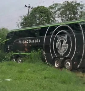 Ônibus com cerca de 50 passageiros sai da pista na BR-376