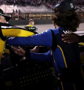 Pilotos trocam socos em confusão após acidente na Nascar Series Cup