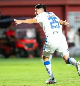 Brasileirão: Cruzeiro vira, faz 3 a 1 e ganha do Vitória no Barradão