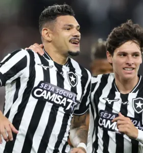 Tiquinho decide, Botafogo vence Chapecoense e se afasta do Z4 do Brasileiro