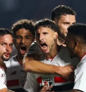 Em noite de protestos, São Paulo vence Internacional e afunda rival no Z-4