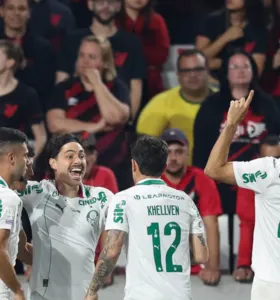 Palmeiras supera expulsão, vence Athletico-PR e dorme líder do Brasileirão